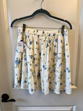 Abound Floral Mini Skirt in Cream & Blue Size Small NWT